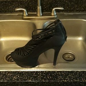 MAKE A OFFER LOOKING TO SELL TODAY Blk heels